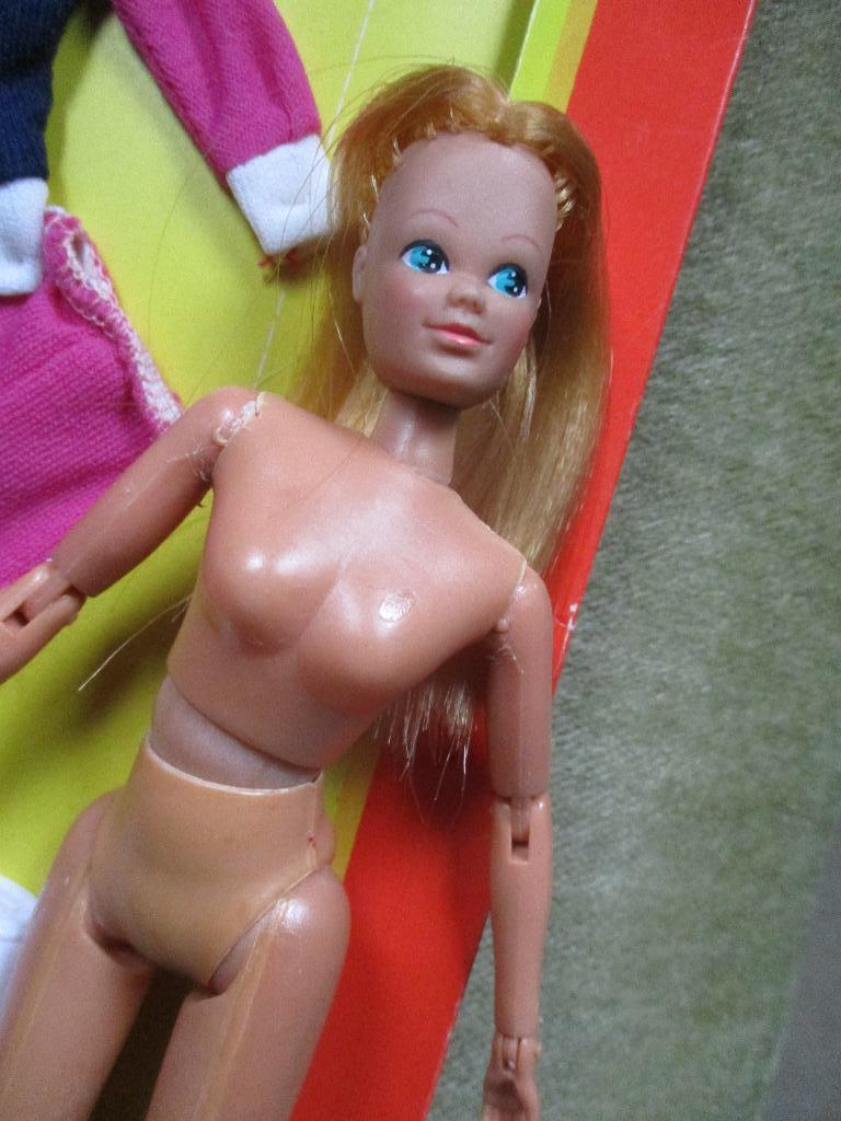 Vintage Dinah= Mite doll en kleding  in verpakking, Verzamelen, Verzenden, Zo goed als nieuw, Pop