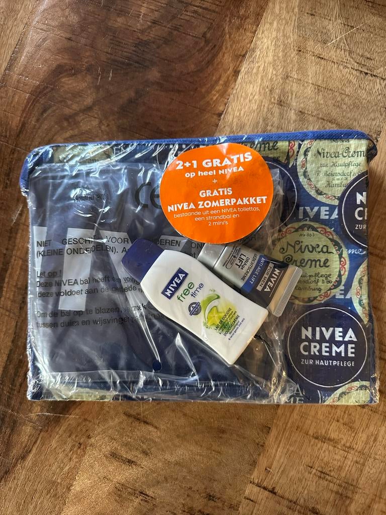 NIVEA Zomerpakket met toilettas, strandbal en mini's, Ophalen of Verzenden, Nieuw, Overige typen
