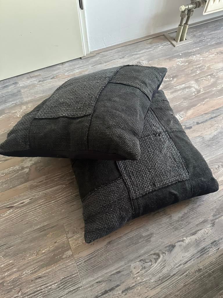 2 stuks Yaya Home - sierkussens antraciet zwart, Huis en Inrichting, Ophalen of Verzenden, Zo goed als nieuw, Zwart