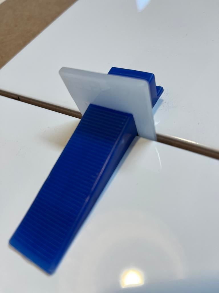 Leveling tegelsysteem clips €.3.80 per 100 stuks
