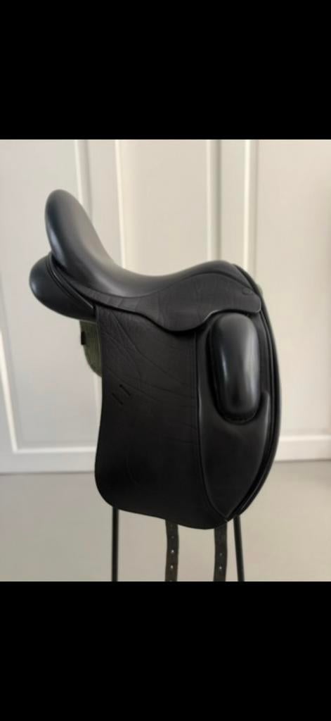 Frank Baines Empire dressuurzadel 16,5 inch, Dieren en Toebehoren, Paarden en Pony's | Zadels, Zo goed als nieuw, Dressuur, Ophalen