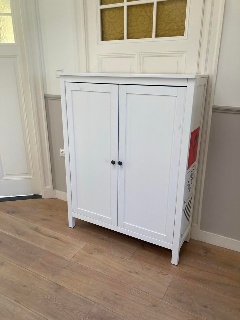 Witte kast met deuren, Ophalen