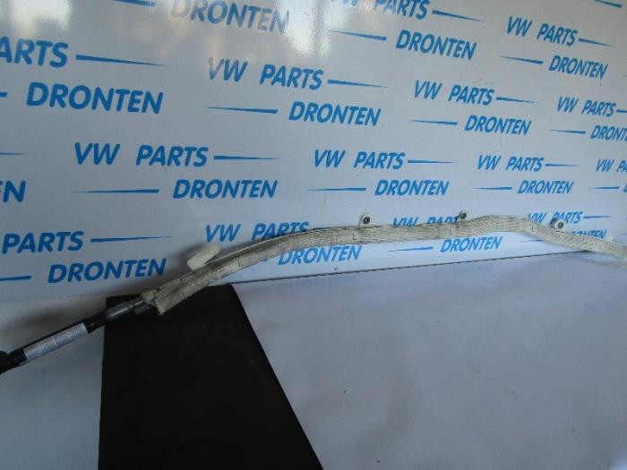 Airbag hemel links van een Audi A8
