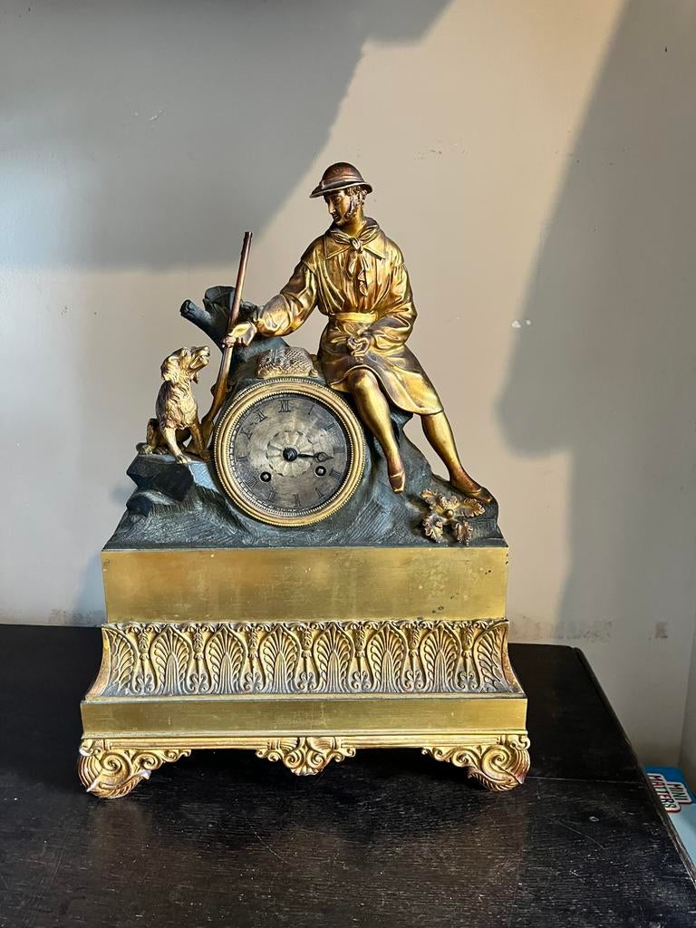 Antieke Franse pendule Napoléon III jager met hond– ca.1870, Antiek en Kunst, Antiek | Klokken, Ophalen of Verzenden