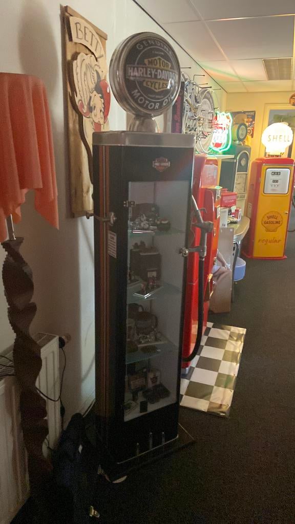 Prachtige benzinepomp vitrinekast, uniek Texaco, Gulf etc !!, Ophalen of Verzenden, Huis en Inrichting