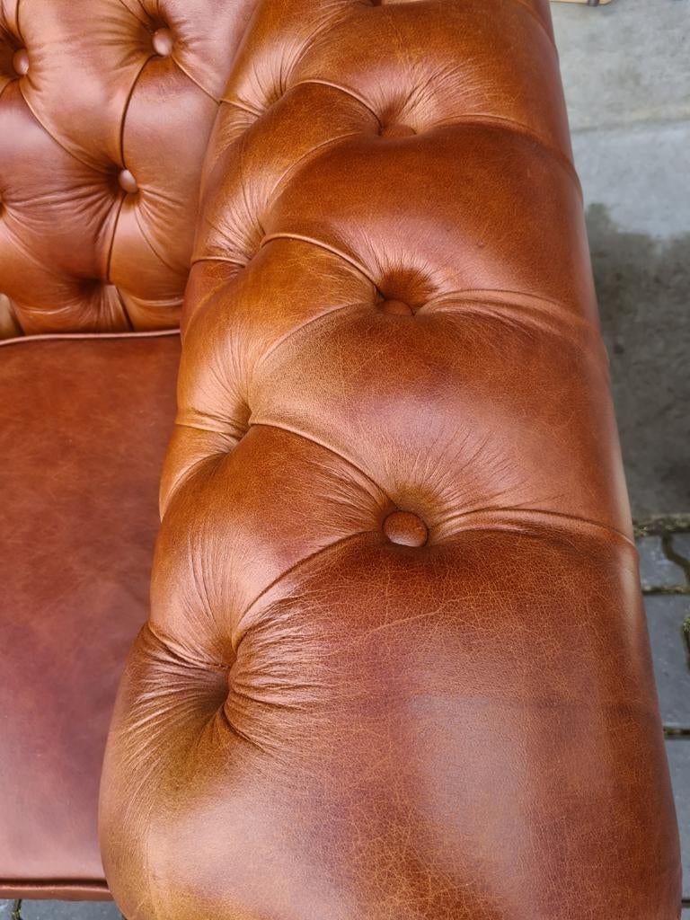 Showroommodel Chesterfield bank cognac leer + BEZORGING, Chesterfield, Nieuw, Ophalen of Verzenden, Rechte bank