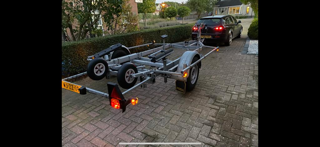 Pega boottrailer, Watersport en Boten, Boottrailers, Gebruikt, Overige typen, 6 tot 9 meter, Verstelbare verlichting, Geremd, Met rollen