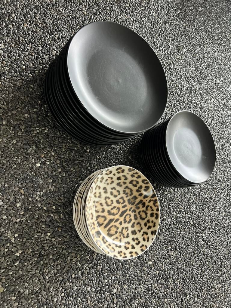 Servies zwart en tijgerprint, Ophalen