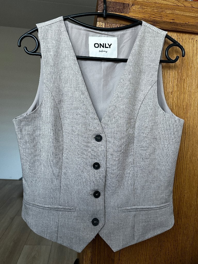 NIEUW: gilet van Only tailoring mt. 36 lichtbruin, Only, Beige, Nieuw, Ophalen of Verzenden