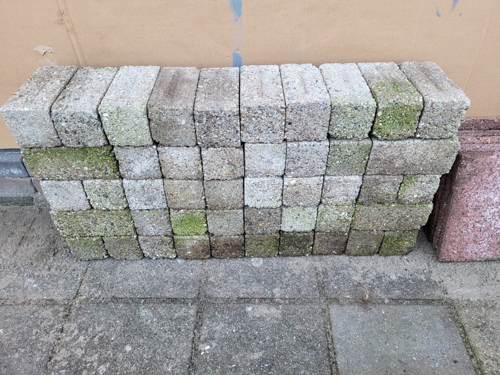 gratis betonstenen 19x9x9 59 stuks, Ophalen