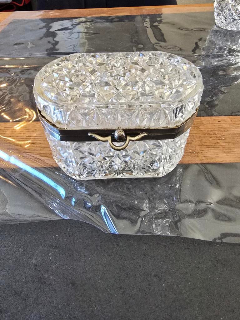 Vintage kristallen sieradendoosje met metalen sluiting, Antiek en Kunst, Antiek | Glas en Kristal, Ophalen of Verzenden