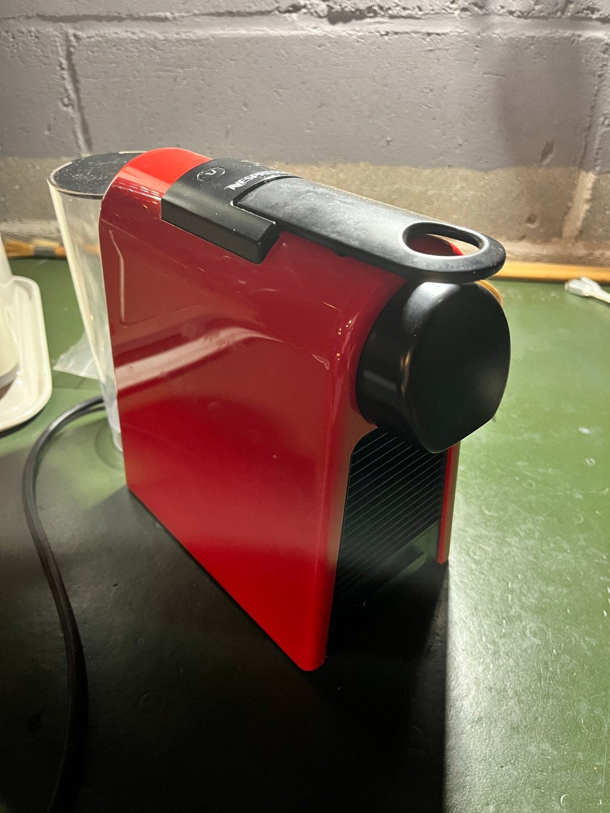 Foto 2 van Nespresso apparaat voor onderdelen - Rood