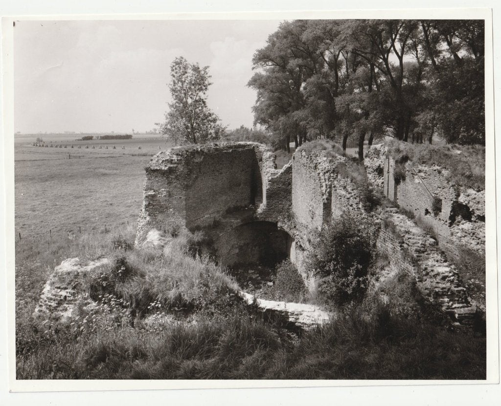 4 grote foto's Sluis ruïne stadspoort, 1960 tot 1980, Gebruikt, Verzenden, Foto