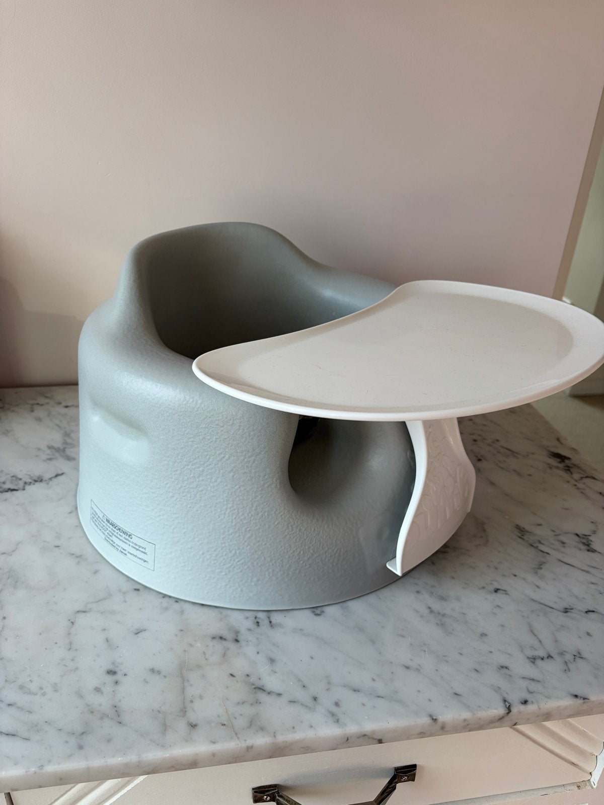 Bumbo babyzitje met tafeltje - Grijs, Kinderen en Baby's, Kinderstoelen, Ophalen, Zo goed als nieuw, Overige typen, Afneembaar eetblad