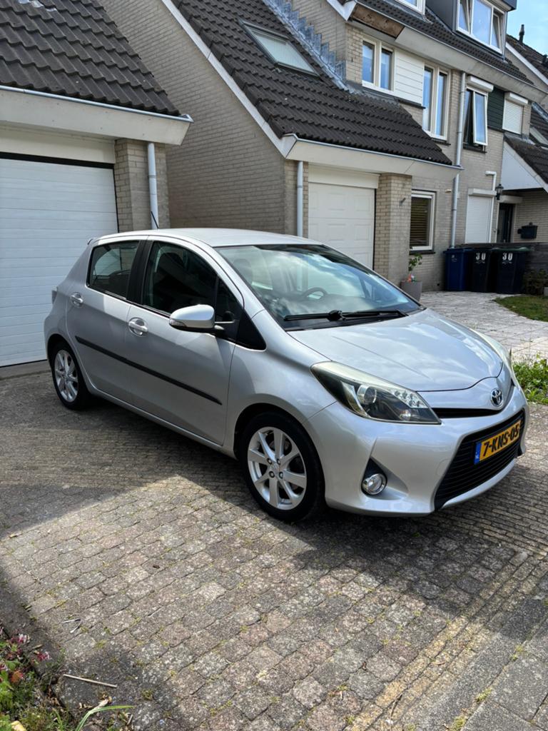 Toyota Yaris Hybrid Dynamic 2013, Auto's, Toyota, Particulier, Yaris, Hybride Elektrisch/Benzine, Volledig hybride, A, Hatchback