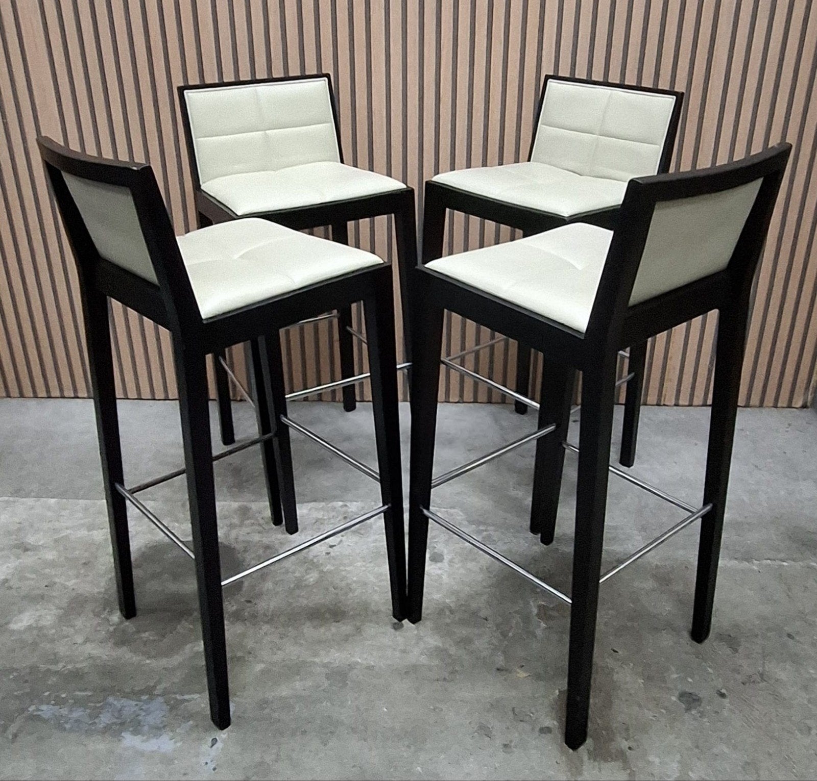 27 x Barkrukken zwart hout bar krukken barstoelen leer cafe, Huis en Inrichting, Barkrukken, 5 krukken of meer, 60 tot 90 cm, Ophalen of Verzenden