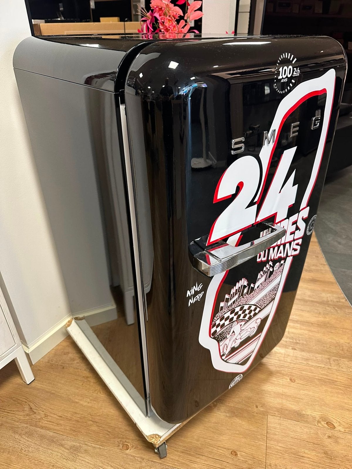 Smeg FAB10RDLM5 Koelkast 24 Heures du Mans Limited Edition, Witgoed en Apparatuur, Koelkasten en IJskasten, 100 tot 150 liter