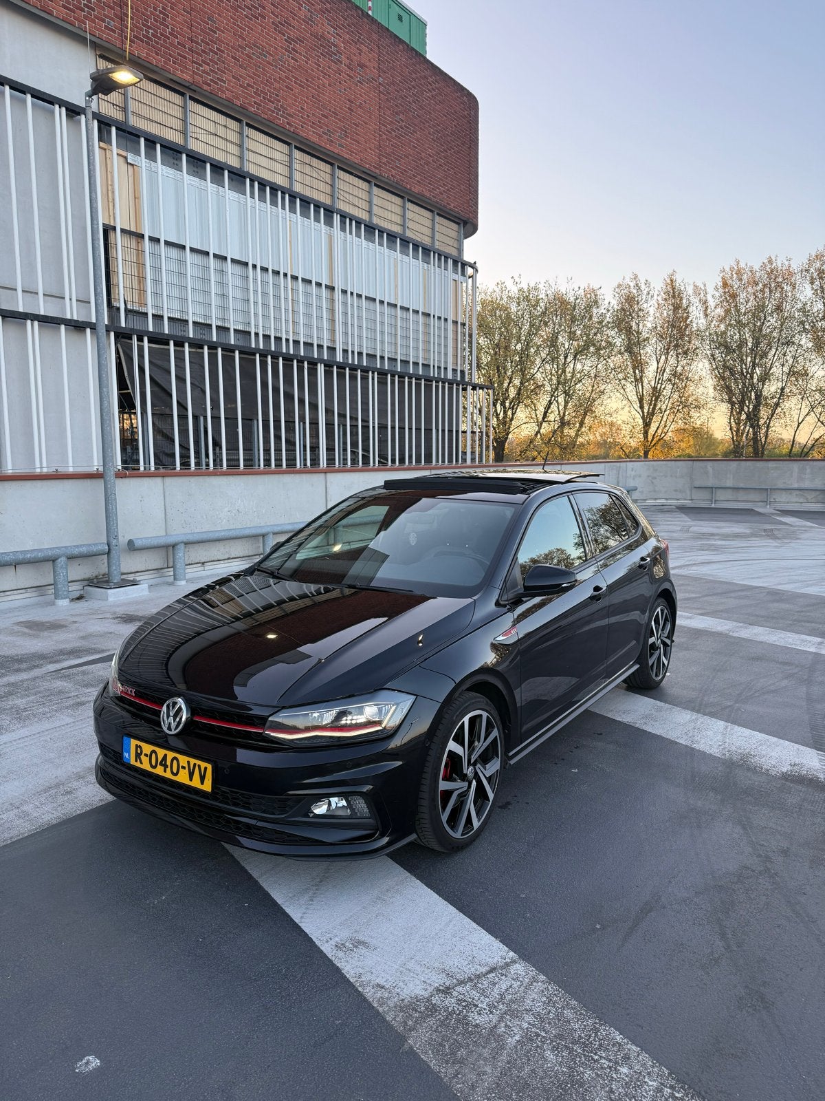 Volkswagen Polo 2.0 TSI 250PK PANO/BEATS/Cam/keyless, Auto's, 4 cilinders, 1984 cc, Zwart, 1200 kg