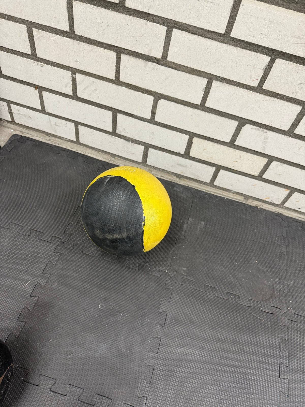 Corepower medicine ball 4 kg - Geel/Zwart, Sport en Fitness, Ophalen, Gebruikt, Armen, Medicijnbal