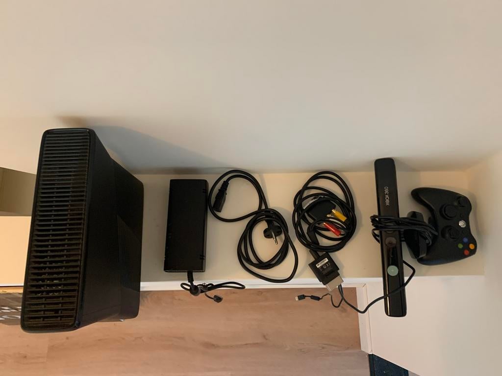 Xbox 360. Incl games en Kinect controller, Spelcomputers en Games, Spelcomputers | Xbox 360, Ophalen, Zo goed als nieuw, Met kinect