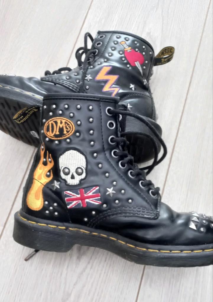 Dr. Martens laarzen maat 36 met studs en patches, Kleding | Dames, Schoenen, Zwart, Lage of Enkellaarzen, Ophalen of Verzenden