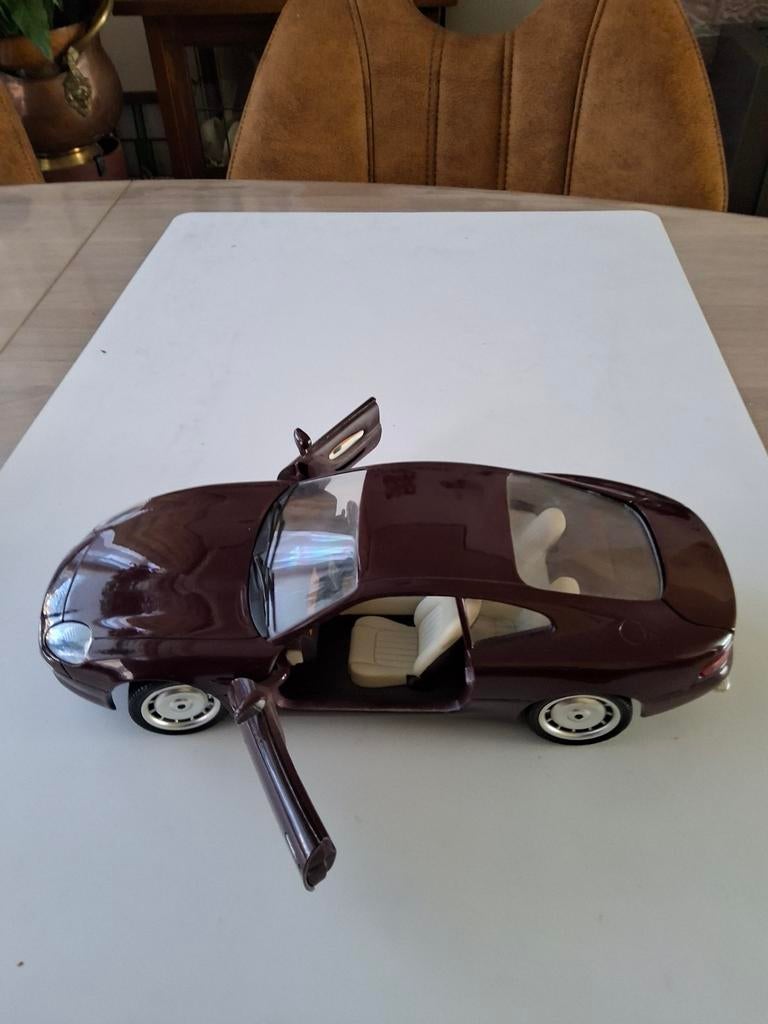 Ruilen tegen Volvo p1800 1/18 rood of beige z.g.a.n., Ophalen, Zo goed als nieuw, Auto
