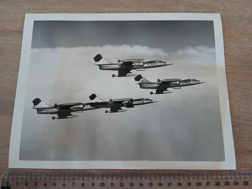 Formatie F-104G Starfighter KLU Foto Luchtmacht Vliegtuig, Verzamelen, Ophalen of Verzenden, Zo goed als nieuw, Kaart, Foto of Prent