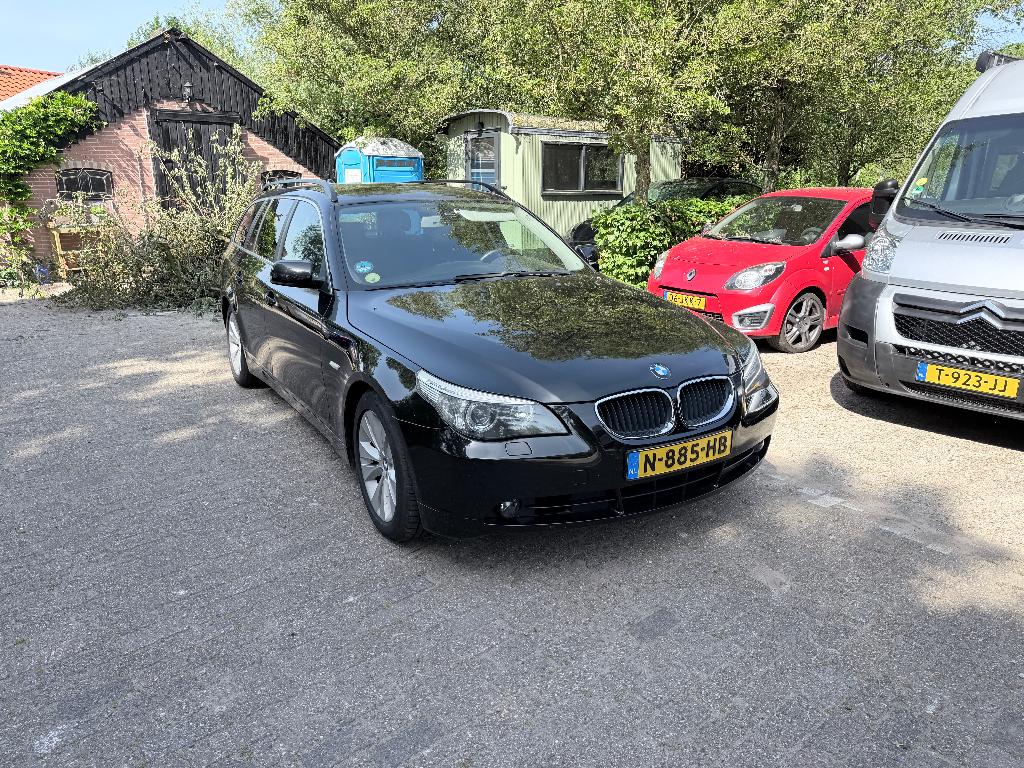 BMW 5-Serie 2.5 I 525 Touring AUT 2005 Zwart, Auto's, Automaat, Automatische klimaatregeling, Achterwielaandrijving, Zwart