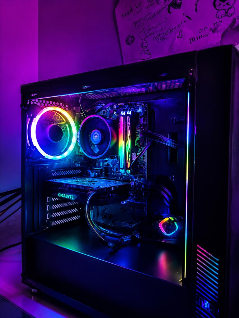 Gaming PC met RGB verlichting - Krachtig en Stijlvol, Computers en Software, Desktop Pc's, Ophalen of Verzenden, Zo goed als nieuw