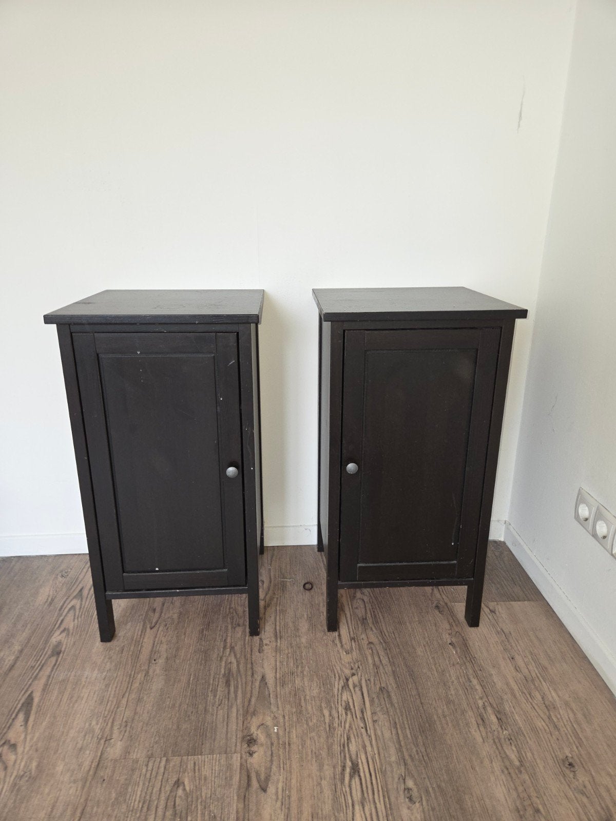 2 ruime donkerbruine nachtkastjes met deurtje, Ophalen, Gebruikt, Minder dan 45 cm, 70 cm of meer