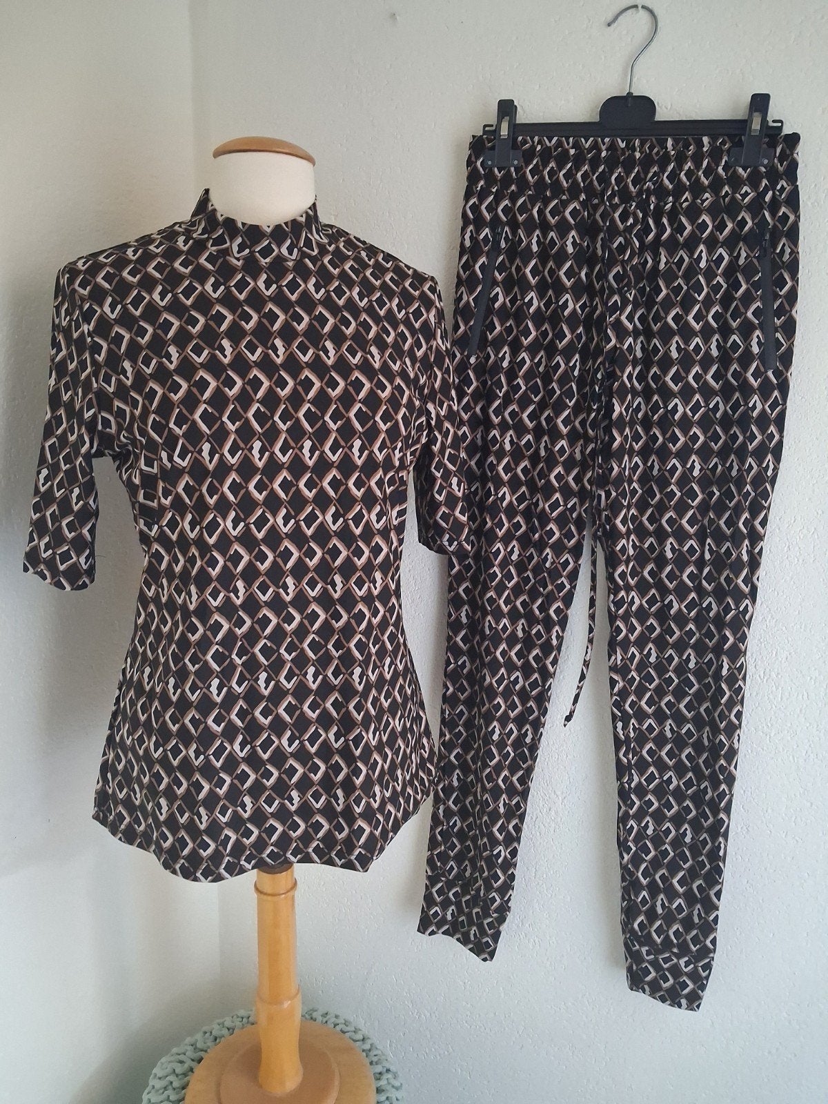 G-Maxx set top en broek maat S zwart met print., Kleding | Dames, Jumpsuits, Zwart, Ophalen of Verzenden, Zo goed als nieuw, Maat 36 (S)