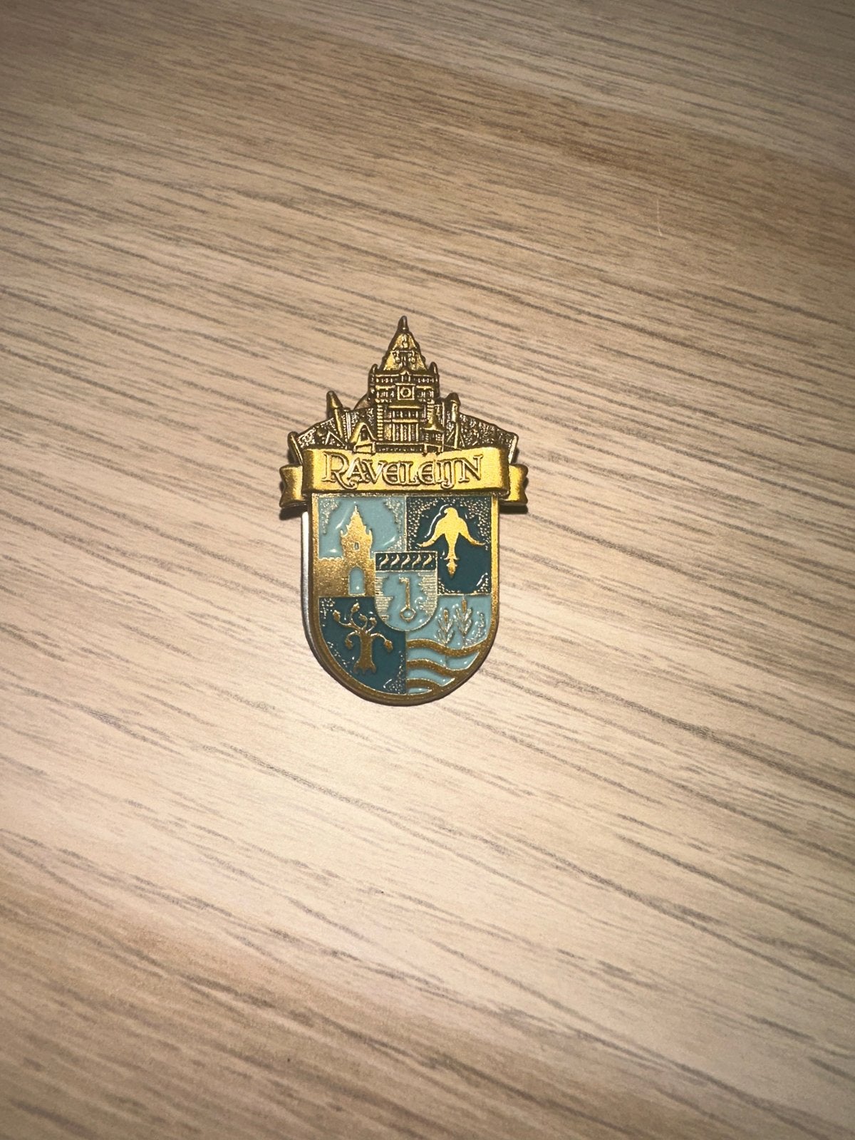 Efteling Raveleijn Wapen Pin, Ophalen of Verzenden, Zo goed als nieuw, Overige onderwerpen, Speldje of Pin