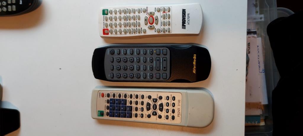 Diverse afstandsbedieningen (Provision, AverMedia), Ophalen of Verzenden, Gebruikt, Origineel, Tv