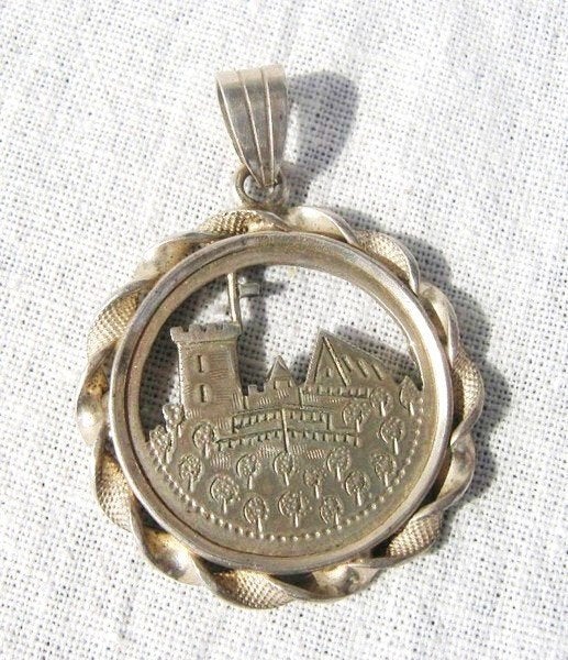 Zilveren hanger met Burcht, Kasteel in muntrand (043), Ophalen of Verzenden, Zilver, Hanger