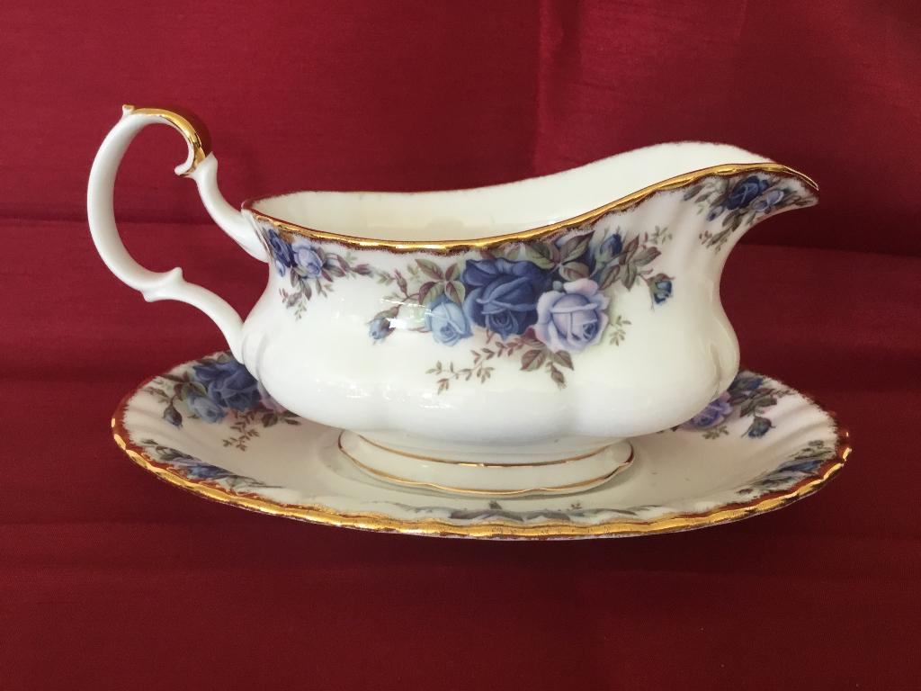 Royal Albert MOONLIGHT ROSE SAUSKOM MET SCHOTEL, Ophalen of Verzenden