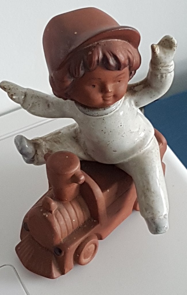 Vintage beeldje jongen met pet op trein, Verzamelen, Beelden en Beeldjes, Ophalen of Verzenden, Zo goed als nieuw, Mens