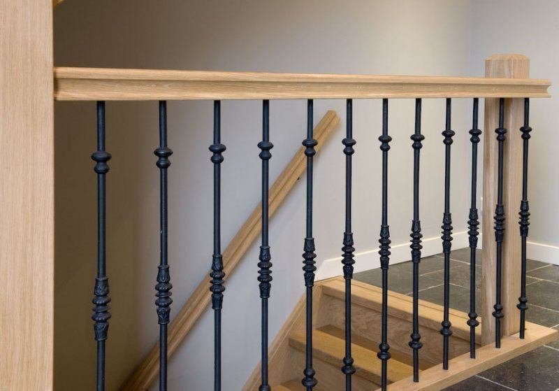 Mooi antiek model trapspijl 97 cm lang materiaal smeedijzer, Ophalen, Minder dan 2 meter