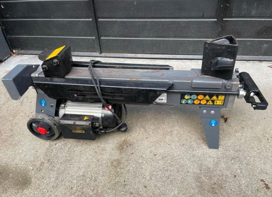 Te huur: Houtkloofmachine 5 ton met dubbele splitter, Ophalen, Zo goed als nieuw, Elektrisch, Liggend