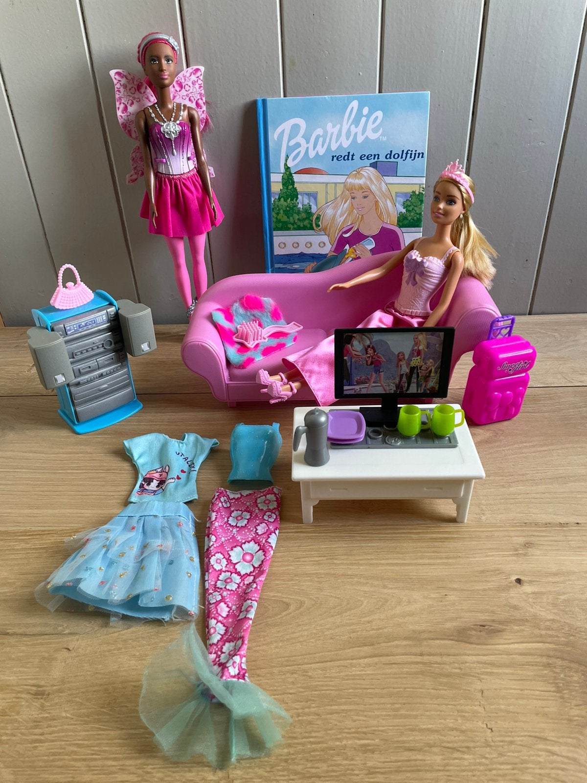 2 x Barbie, meubeltjes, extra kleding leesboek TV Mattel, Ophalen of Verzenden, Zo goed als nieuw, Barbie
