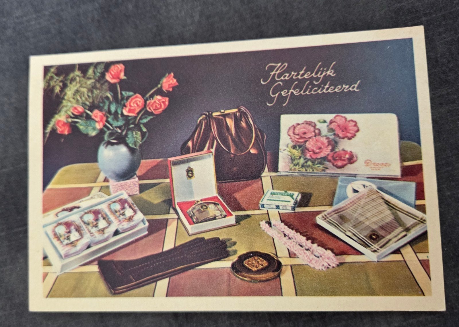 Vintage wenskaart 'Hartelijk Gefeliciteerd' met accessoires, Verzamelen, Ansichtkaarten | Themakaarten, Verzenden, 1940 tot 1960