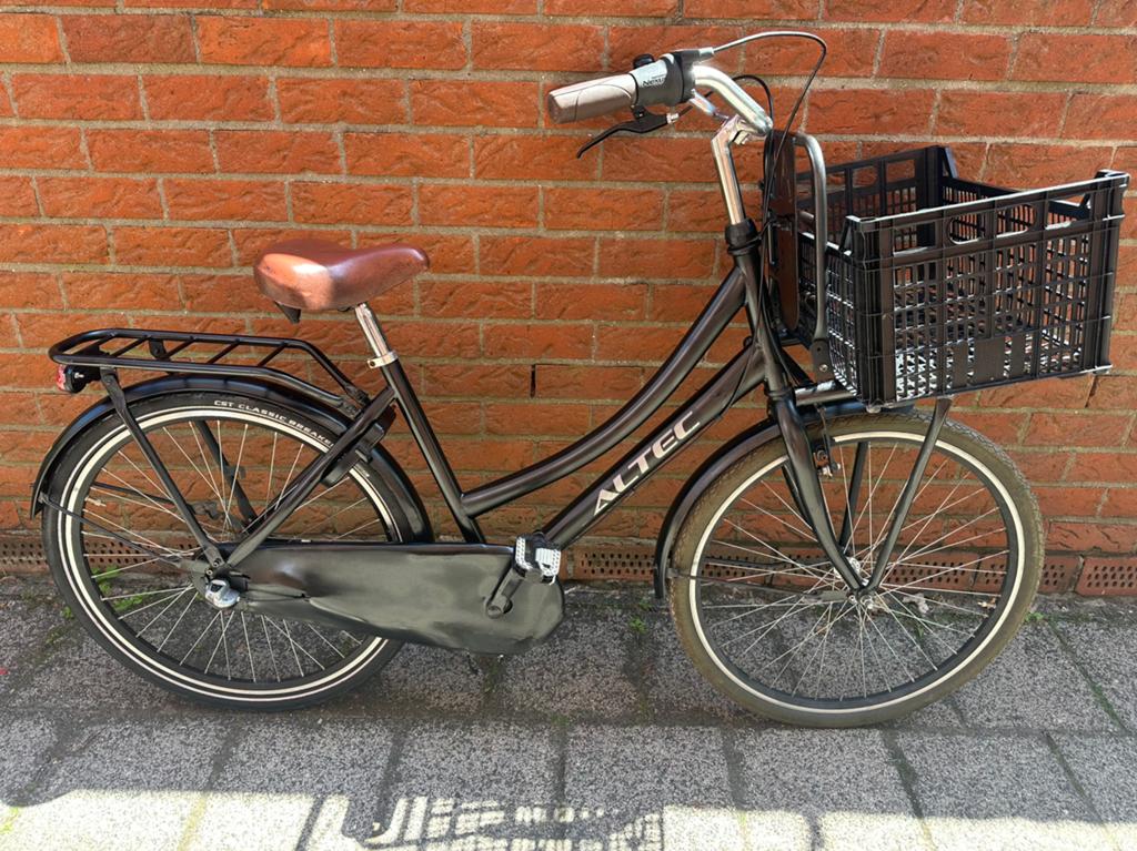 Meidenfiets Altec 26 inch 3 versnell met fietsbak, Fietsen en Brommers, Fietsen | Meisjes, Zo goed als nieuw, 26 inch of meer