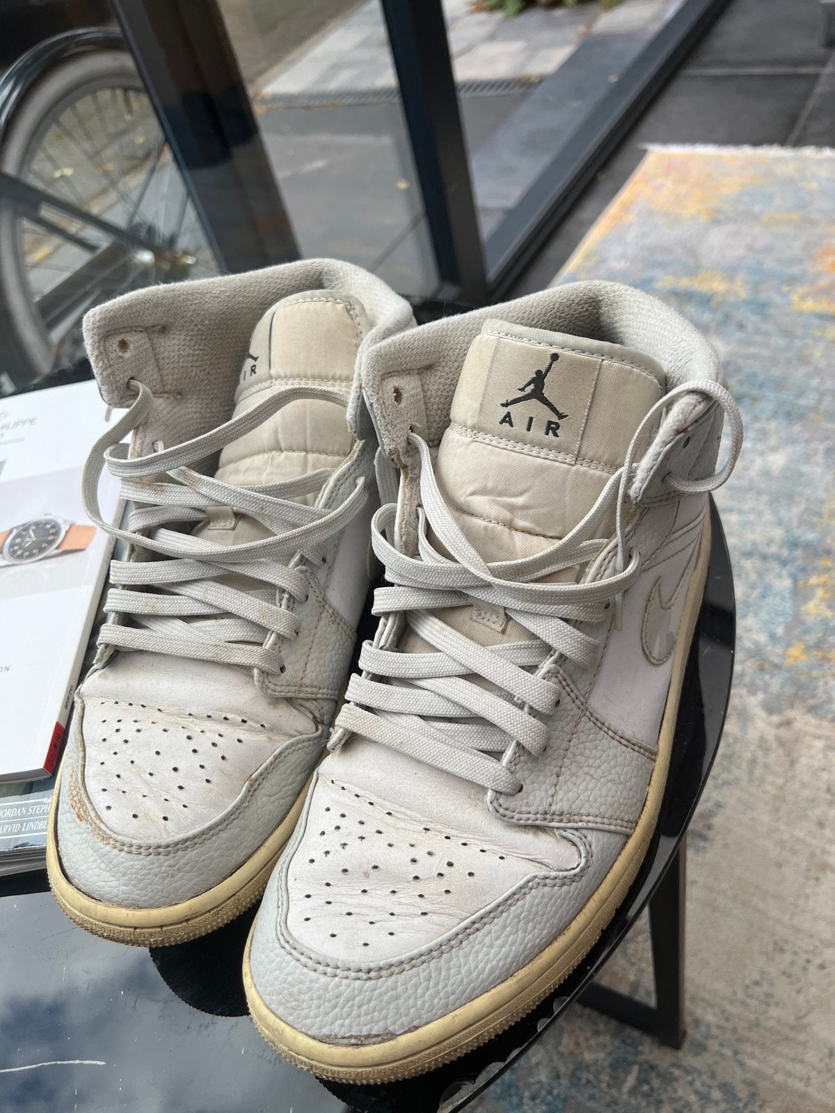 Nike Air Jordan 1 Mid Light Smoke Grey - Maat 43, Ophalen of Verzenden, Gedragen, Overige kleuren, Sneakers of Gympen