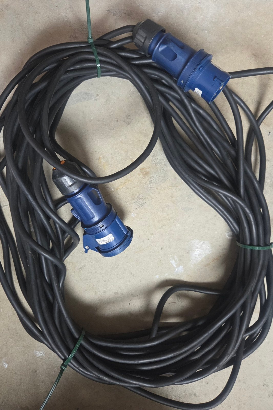 Famatel CEE verlengkabel 16A, 230V (blauw) en 400V (rood), Ophalen of Verzenden, Gebruikt, Overige merken, Kabel of Snoer
