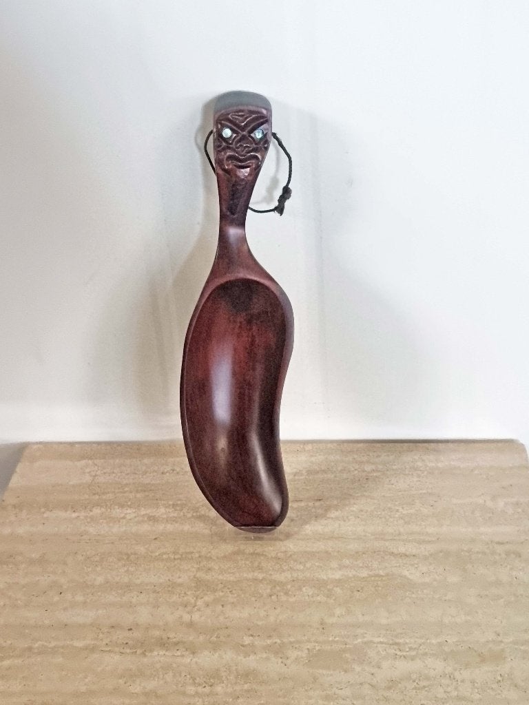 Vintage Tiki houten beeld schaal  met paua  Nieuw-Zeeland, Houtsnijwerk, Ophalen of Verzenden, 20 - 50 cm, Hout