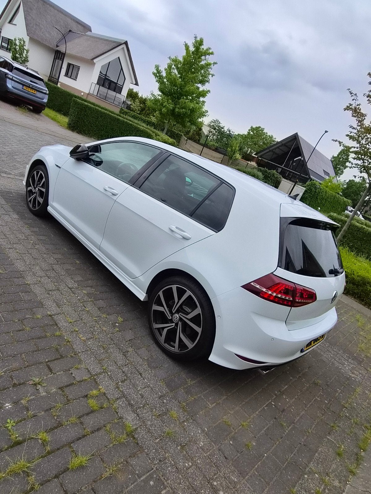 Volkswagen Golf R-line - rijkelijk uitgerust en onderhouden, Auto's, Volkswagen, Zwart, 4 cilinders, Parkeerassistent, Wit