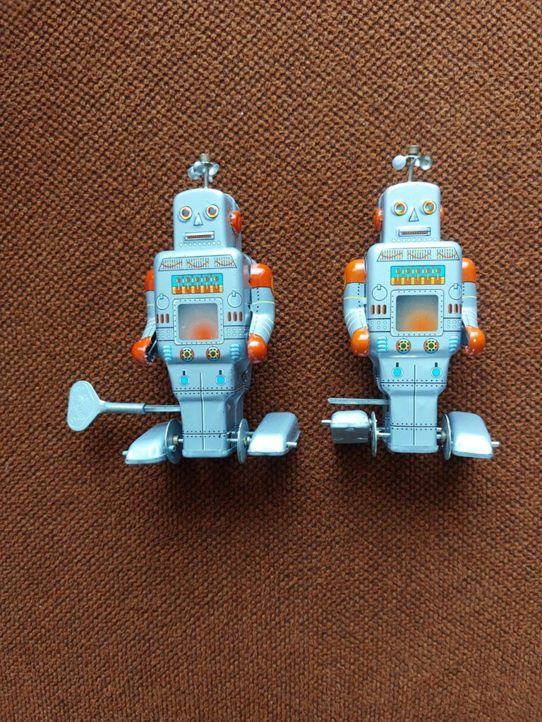 Twee identieke blikken robots., Ophalen of Verzenden