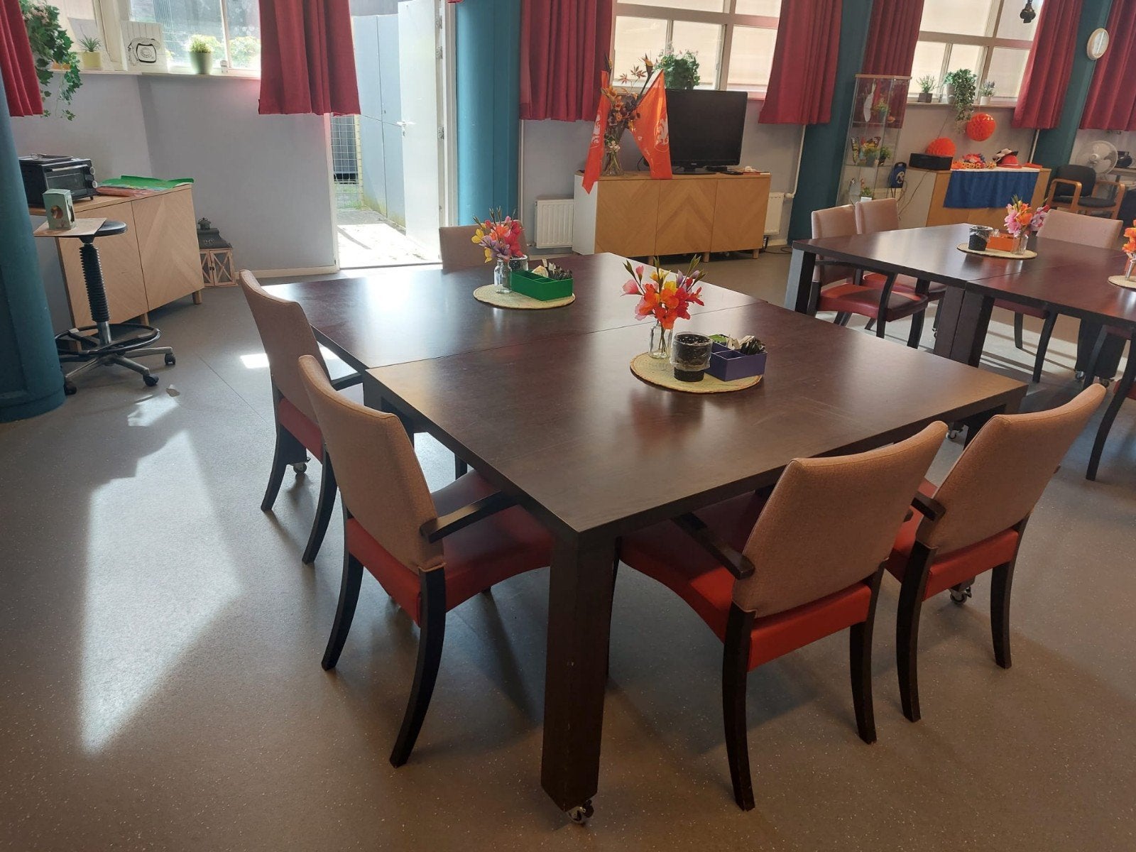 8 tafels en 20 stoelen. Gratis, Ophalen, Gebruikt, Rechthoekig, 50 tot 100 cm