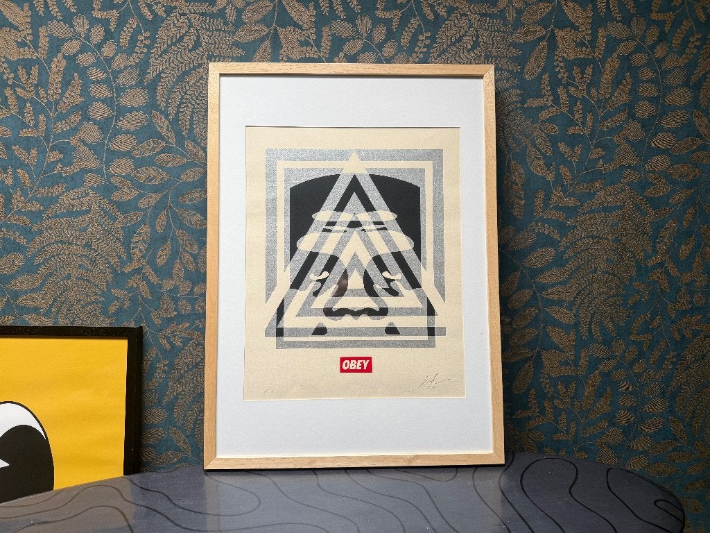 OBEY Shepard Fairey Pyramid Top Print, Antiek en Kunst, Meerkleurig, Ophalen of Verzenden, Schilderij/print, 50 cm