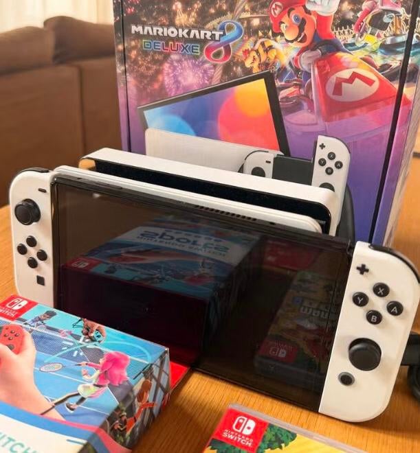 Nintendo Switch OLED-pakket + 4 spellen en accessoires, Spelcomputers en Games, Spelcomputers | Nintendo Switch, Zo goed als nieuw
