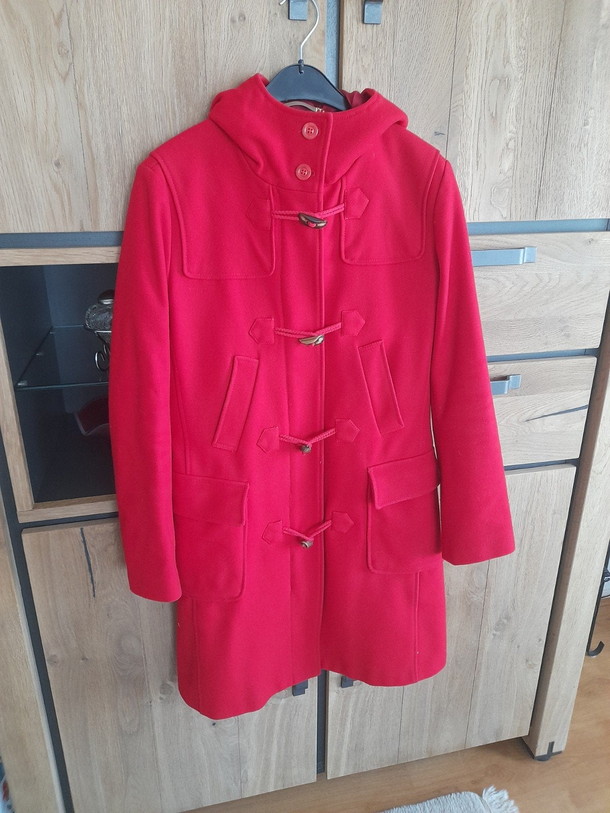 Leuke vlotte rode jas van United Colors of Benetton, Kleding | Dames, Maat 38/40 (M), Ophalen of Verzenden, United Colors of Benetton